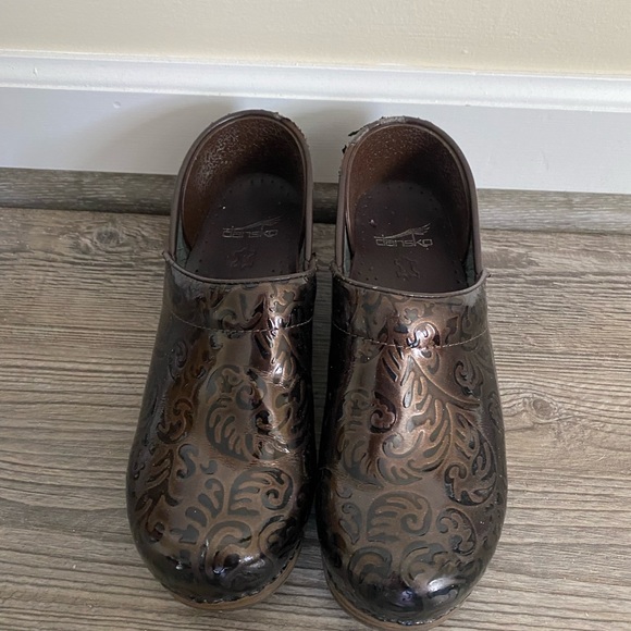 Brown tooled Dansko clogs - Picture 1 of 3